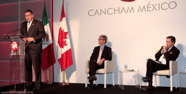 Foto: SE.Ildefonso Guajardo, secretario de Economía, y Jorge Morfín, presidente de la Cámara de Comercio de Canadá en México (Cancham), escuchan a Pierre Alarie, embajador de Canadá en México.