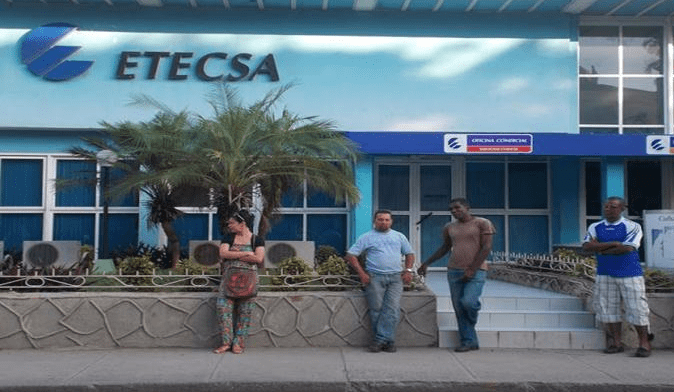Foto: Girón. Los clientes de servicios móviles de AT&T que viajen a Cuba podrán utilizar sus teléfonos móviles en la red de Etecsa.