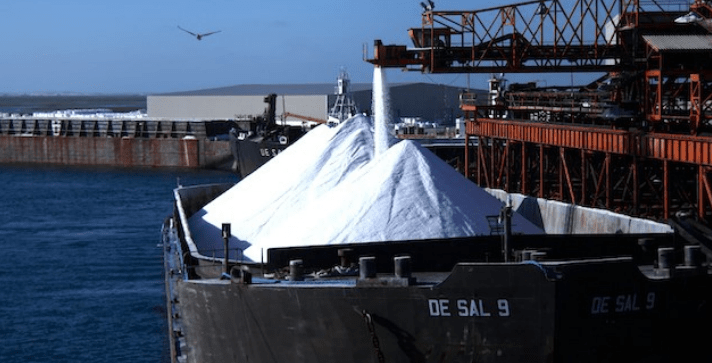 Foto: Cofepris. La empresa opera también las instalaciones de carga de barcos en Isla de Cedros, Baja California, con capacidad para recibir y cargar barcos hasta de 180,000 toneladas.