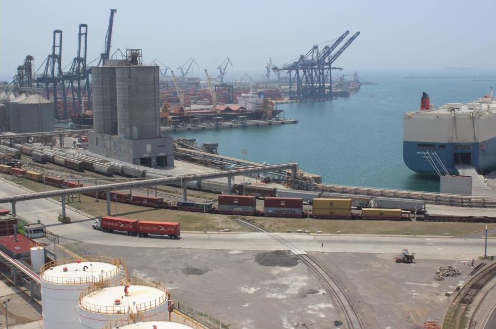 El proyecto en el puerto de Veracruz consiste en un patio de 100,000 metros cuadrados con capacidad para 4,000 contenedores y 500 conectores para contenedores refrigerados.