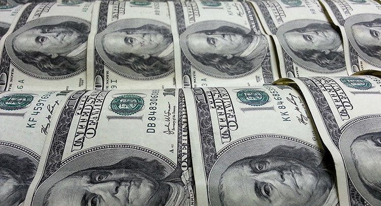 El peso cerró la sesión con una depreciación de 0.67% o 12.6 centavos, cotizando alrededor de 18.91 pesos por dólar, como consecuencia de un marcado incremento de la percepción de riesgo en los mercados financieros globales ante la amenaza del coronavirus, que ha infectado a más de 2700 personas en China y que podría ocasionar brotes en otros países.