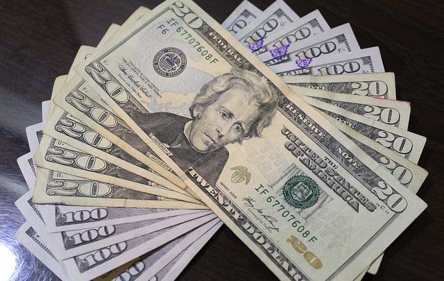 El peso cerró la sesión con una depreciación de 0.52% o 10.3 centavos, cotizando alrededor de 19.95 pesos por dólar. The peso closed the session with a depreciation of 0.52% or 10.3 cents, trading around 19.95 pesos per dollar.