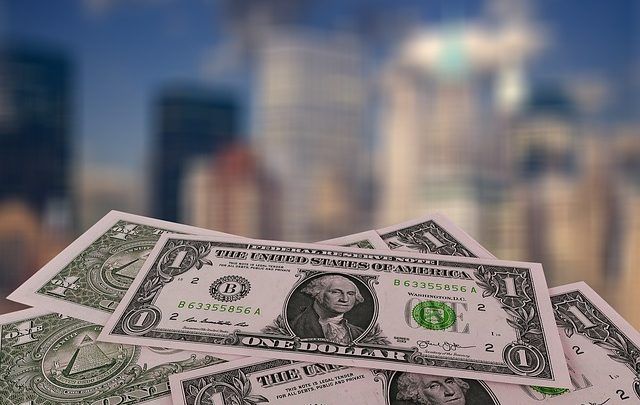 El peso cerró abril con una apreciación de 0.86% o 17.5 centavos, cotizando alrededor de 20.26 pesos por dólar. The peso closed April with an appreciation of 0.86% or 17.5 cents, trading around 20.26 pesos per dollar.