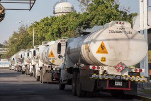 Pemex transportó más productos derivados del petróleo por ductos y menos por la vía terrestre y camiones cisterna en 2020 en comparación con 2019. Pemex transported more petroleum products by pipelines and less by land and tanker trucks in 2020 compared to 2019.