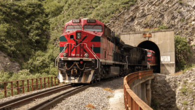 El autotransporte compite con el sistema ferroviario en distancias de hasta 400 kilómetros en México, de acuerdo con Ferromex. Trucking competes with the rail system over distances of up to 400 kilometers in Mexico, according to Ferromex.