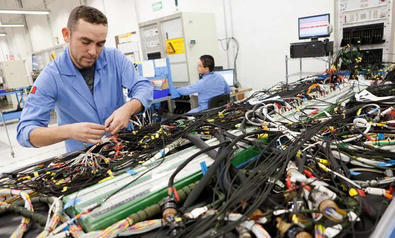 El sector aeroespacial de México pasó de 100 empresas y organizaciones de fabricación en 2004 a 368 a mediados de 2022. Mexico's aerospace sector grew from 100 companies and manufacturing organizations in 2004 to 368 by mid-2022.