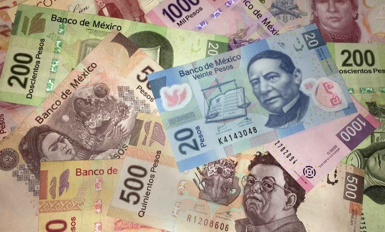 El peso cerró la sesión con una apreciación de 0.46% u 8.6 centavos, cotizando alrededor de 18.69 pesos por dólar, tocando un mínimo de 18.6649 pesos.