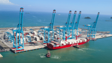 De acuerdo con la Organización Mundial de Comercio (OMC), 2.3% del comercio marítimo mundial transita por el Canal de Panamá. According to the World Trade Organization (WTO), 2.3% of world maritime trade transits through the Panama Canal.