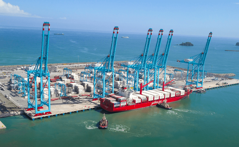 De acuerdo con la Organización Mundial de Comercio (OMC), 2.3% del comercio marítimo mundial transita por el Canal de Panamá. According to the World Trade Organization (WTO), 2.3% of world maritime trade transits through the Panama Canal.