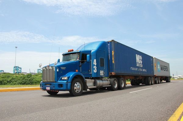 El transporte por carretera es el modo más utilizado para exportar e importar desde y a México. Road transport is the most commonly used mode of transport for exporting and importing to and from Mexico.