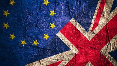 El Reino Unido recuperaría una política comercial nacional independiente, un importante punto para muchos partidarios del Brexit que abogan por negociar nuevos acuerdos comerciales bilaterales en todo el mundo.