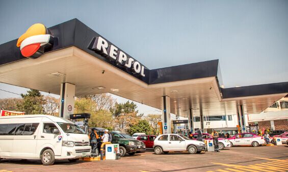 Pemex opera 64% de las gasolineras bajo el formato de franquicias en México, según datos del gobierno federal a diciembre de 2020. Pemex operates 64% of gas stations under the franchise format in Mexico, according to data from the federal government as of December 2020.