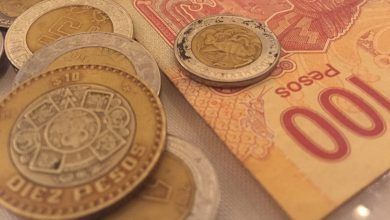 El peso mexicano cerró la sesión con una depreciación de 1.30% o 30.9 centavos, cotizando alrededor de 24.01 pesos por dólar, después de tocar un nuevo máximo histórico de 24.6477 pesos en el overnight.