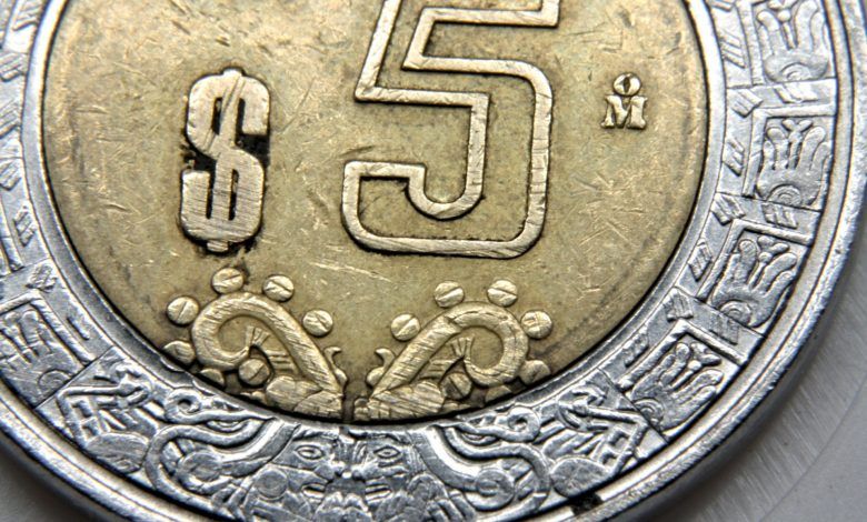 The peso closed the session with a moderate depreciation of 0.15% or 3.3 cents, trading around 21.97 pesos per dollar, observing a lateral behavior for the second consecutive day.