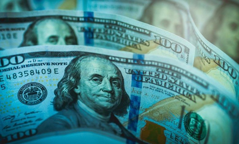 The peso closed the session with an appreciation of 1.07% or 24.4 cents, trading around 22.45 pesos per dollar, touching a minimum of 22.40 pesos, after drilling the 100-day moving average that today stands at 22.60 pesos.