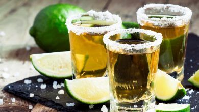 Al igual que el mezcal, el tequila también se hace de la planta de agave y se origina en las mismas regiones de México. La distinción es que el tequila está hecho solo de agave azul y se preparan de diferentes maneras.