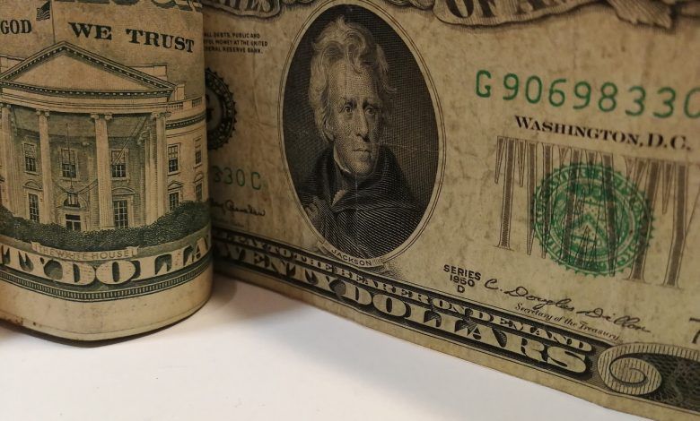El peso inicia la sesión con una apreciación de 0.35% o 7.7 centavos, cotizando alrededor de 21.84 pesos por dólar, ganando terreno junto al resto de las divisas en el mercado cambiario, luego de que el dólar reanudó su tendencia a la baja.