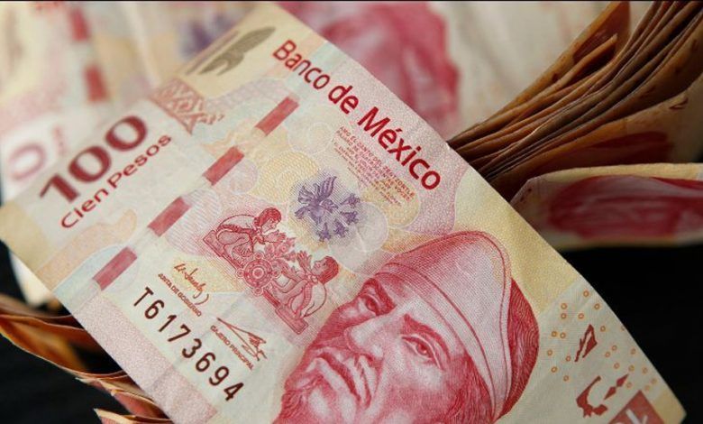 The peso starts the session with little change compared to yesterday's closing, showing a depreciation of 0.06%, trading around 22.18 pesos per dollar.
