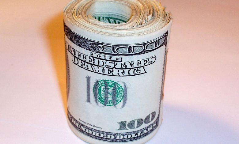 El peso cerró la sesión con una depreciación moderada de 0.10% o 2 centavos, cotizando alrededor de 19.73 pesos por dólar. The peso closed the session with a moderate depreciation of 0.10% or 2 cents, trading around 19.73 pesos per dollar.