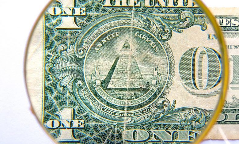 The Mexican peso closed the session with a depreciation of 3.22% or 69.8 cents, trading around 22.39 pesos per dollar, touching a maximum of 22.4393 pesos, a level not seen since August 12.