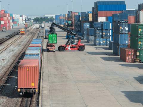 The road freight transport should decrease to less than 75% in the European Union, increasing the share of rail and inland waterway transport, according to a new plan by the European Commission.