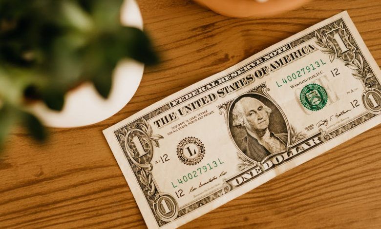 El peso inicia la sesión con una depreciación moderada de 0.16% o 3.2 centavos, con el tipo de cambio cotizando en 19.93 pesos por dólar. The peso starts the session with a moderate depreciation of 0.16% or 3.2 cents, with the exchange rate trading at 19.93 pesos per dollar.