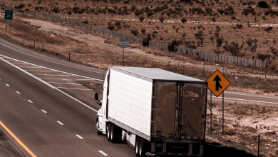 Los camiones mexicanos que cruzan Estados Unidos, en la zona comercial, registraron un alza de 2.2% interanual en 2019, a 27,803 unidades. Mexican trucks that cross the United States, in the commercial zone, registered an increase of 2.2% year-on-year in 2019, to 27,803 units.