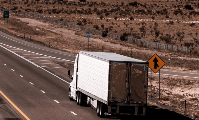 Los camiones mexicanos que cruzan Estados Unidos, en la zona comercial, registraron un alza de 2.2% interanual en 2019, a 27,803 unidades. Mexican trucks that cross the United States, in the commercial zone, registered an increase of 2.2% year-on-year in 2019, to 27,803 units.