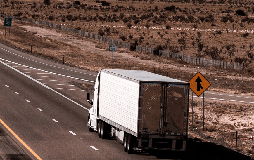 Los camiones mexicanos que cruzan Estados Unidos, en la zona comercial, registraron un alza de 2.2% interanual en 2019, a 27,803 unidades. Mexican trucks that cross the United States, in the commercial zone, registered an increase of 2.2% year-on-year in 2019, to 27,803 units.