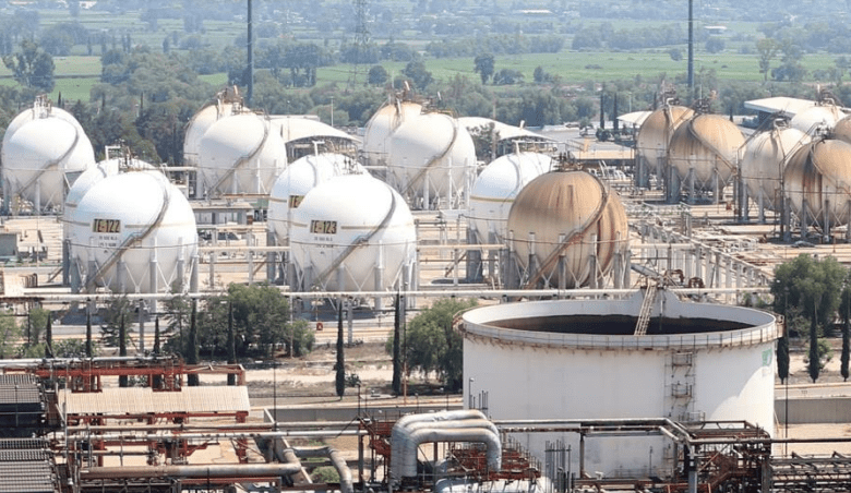 La producción de gas natural de Pemex registró una baja interanual de 0.4% en el primer trimestre de 2021, a 3,700 MMpcd. Pemex's natural gas production registered a year-on-year decrease of 0.4% in the first quarter of 2021, to 3,700 MMcfd.