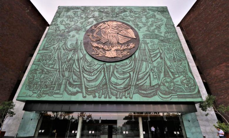 El peso inicia la sesión con una apreciación de 0.30% o 5.9 centavos, cotizando alrededor de 19.65 pesos por dólar. The peso starts the session with an appreciation of 0.30% or 5.9 cents, trading around 19.65 pesos per dollar.