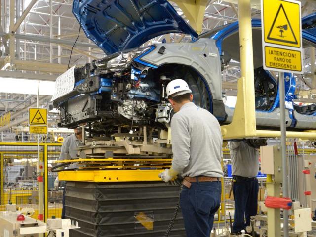El sector de la manufactura recibió 40.6% del total de la IED que captó México de enero a junio de 2021, informó este viernes la Secretaría de Economía. The manufacturing sector received 40.6% of the total FDI that Mexico captured from January to June 2021, the Ministry of Economy reported this Friday.