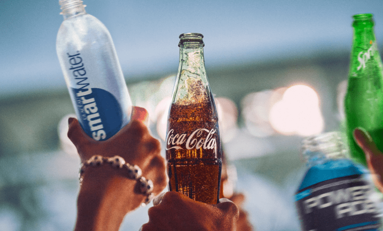 Coca-Cola FEMSA bajó sus ventas de refrescos en México por tercer año consecutivo, considerando los periodos de enero a septiembre. Coca-Cola FEMSA lowered its soft drink sales in Mexico for the third consecutive year, considering the periods from January to September.