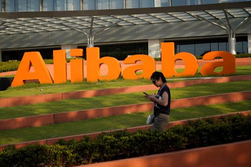 Los consumidores activos anuales del ecosistema de Alibaba en todo el mundo alcanzaron aproximadamente 1,240 millones. The annual active consumers of the Alibaba ecosystem around the world reached approximately 1.24 billion.
