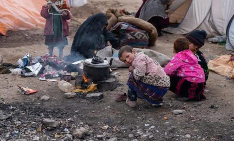 La pandemia de Covid-19 empujó a casi 80 millones de personas de vuelta a la pobreza mundial en 2020. The Covid-19 pandemic pushed nearly 80 million people back into global poverty in 2020.
