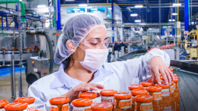 La empresa de alimentos procesados Grupo Herdez disminuyó 5.1% sus exportaciones en 2021 a tasa anual, a 1,904 millones de pesos. The processed food company Grupo Herdez decreased its exports by 5.1% in 2021 at an annual rate, to 1,904 million pesos.