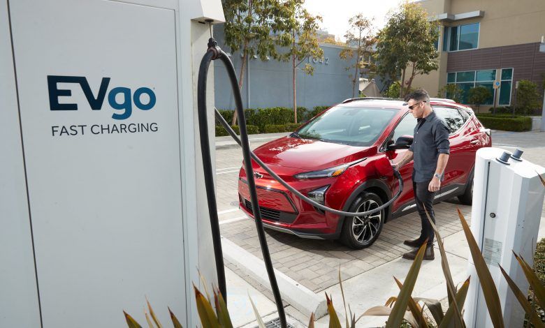 Las materias primas esenciales para producir las actuales baterías de los vehículos eléctricos son litio, níquel, cobalto, manganeso y grafito. The essential raw materials for producing today's electric vehicle batteries are lithium, nickel, cobalt, manganese and graphite.