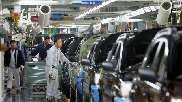 La economía dual de Corea del Sur sigue caracterizándose por grandes diferencias de productividad entre las manufacturas y los servicios. South Korea's dual economy continues to be characterized by large productivity gaps between manufacturing and services.