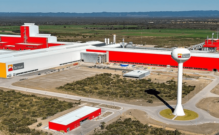 El centro industrial de Ternium en Pesquería fortaleció el posicionamiento de la empresa en el sector del mercado de acero de alta gama. Ternium's industrial center in Pesquería strengthened the company's position in the high-end steel market sector.