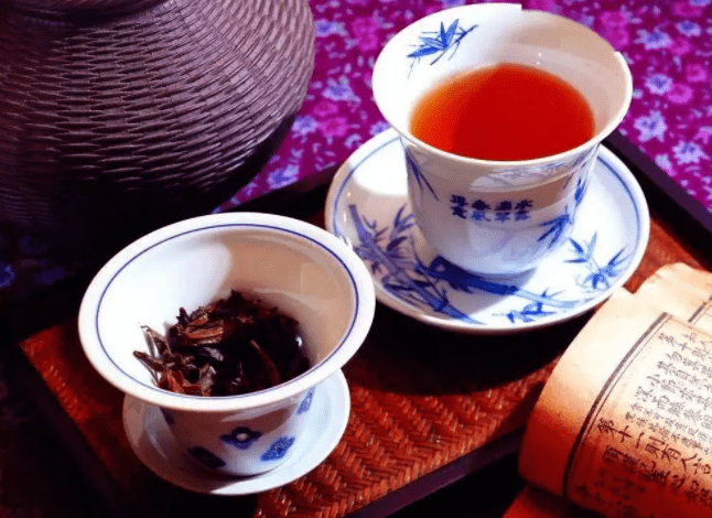 El té es la bebida caliente más consumida en todo el mundo y la bebida no alcohólica más consumida en general. Tea is the most widely consumed hot beverage worldwide and the most widely consumed non-alcoholic beverage overall.