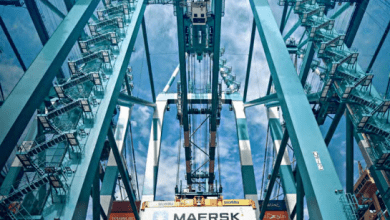 Maersk contrató a más de 1,300 ingenieros adicionales en 2021 y, por lo tanto, redujo significativamente su dependencia de contratistas externos. Maersk hired more than 1,300 additional engineers in 2021, thereby significantly reducing its reliance on outside contractors.