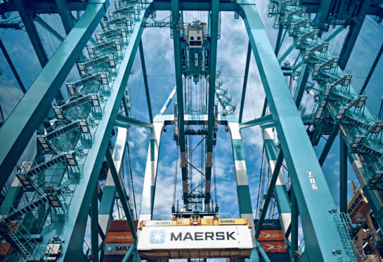 Maersk contrató a más de 1,300 ingenieros adicionales en 2021 y, por lo tanto, redujo significativamente su dependencia de contratistas externos. Maersk hired more than 1,300 additional engineers in 2021, thereby significantly reducing its reliance on outside contractors.