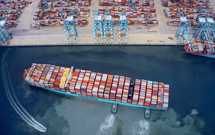 La demanda mundial de contenedores disminuyó 1.2 % en el primer trimestre, de acuerdo con la empresa Maersk. The world demand for containers decreased 1.2% in the first quarter, according to the Maersk company.