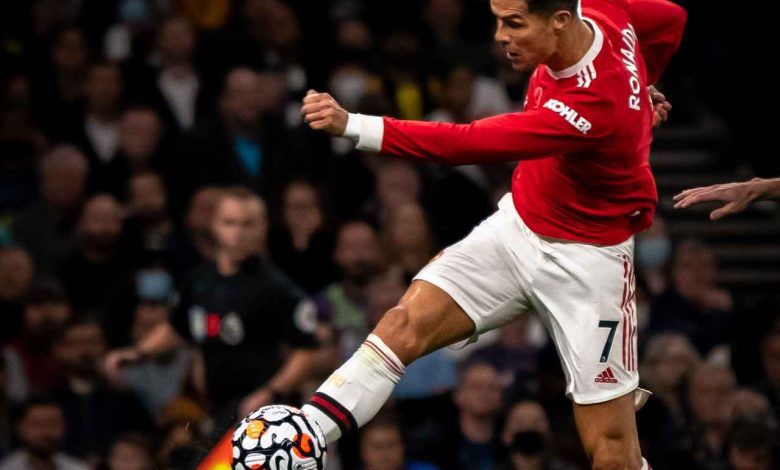 El negocio del fútbol se impulsa cada vez más por el internet de banda ancha y los dispositivos móviles. The business of football is increasingly driven by broadband internet and mobile devices.
