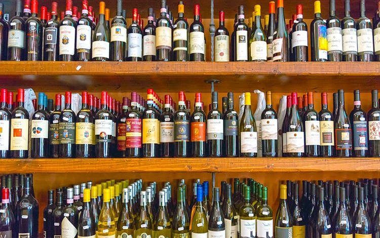 El sector de bebidas alcohólicas en Estados Unidos está sujeto a impuestos especiales federales y estatales que afectan el panorama competitivo. The alcoholic beverage industry in the United States is subject to federal and state excise taxes that affect the competitive landscape.