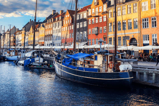 Dinamarca alcanzó el primer puesto (desde el 3º) por primera vez en la historia del Ranking de Competitividad Mundial de IMD. Denmark reached the top spot (from 3rd) for the first time in the history of the IMD World Competitiveness Rankings.