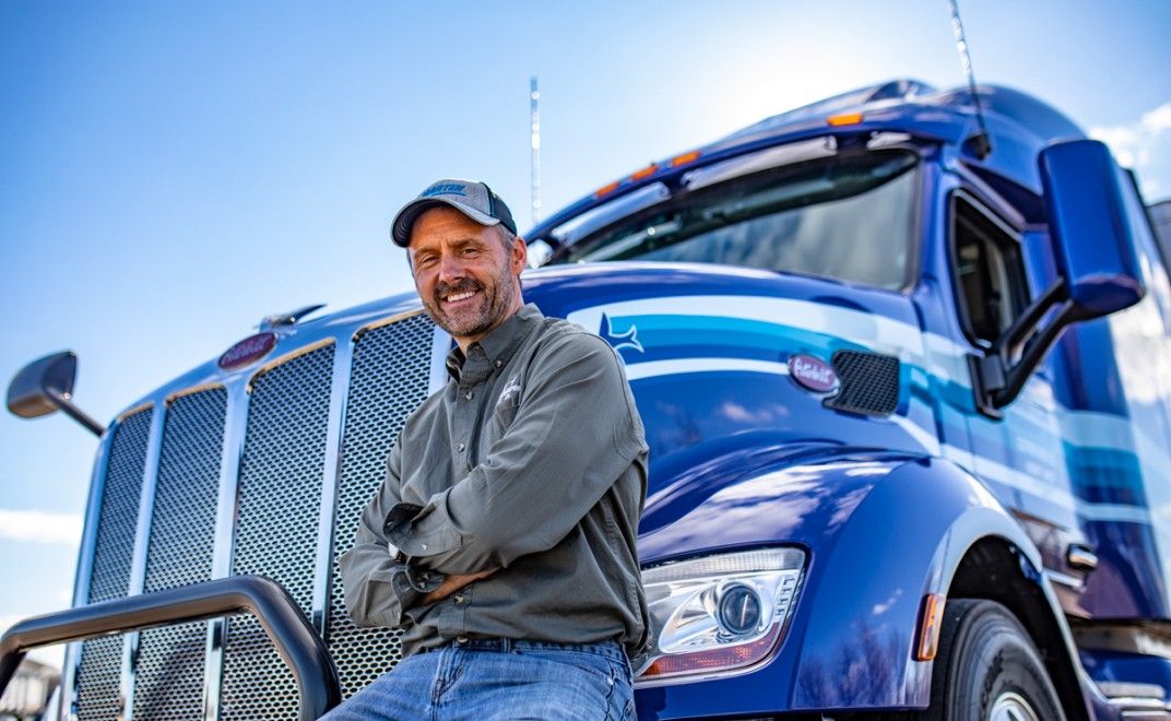 Nuevas regulaciones para choferes en estados Unidos con licencias de conducir comerciales propiciaron 81,000 conductores retirados. New regulations for drivers in the United States with commercial driver's licenses led to 81,000 retired drivers.