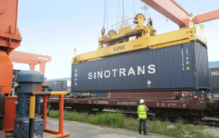 Los flujos del comercio internacional de bienes y servicios en el mundo muestran una tendencia cada vez más evidente de la globalización a la regionalización. The flows of international trade in goods and services in the world show an increasingly evident trend from globalization to regionalization.