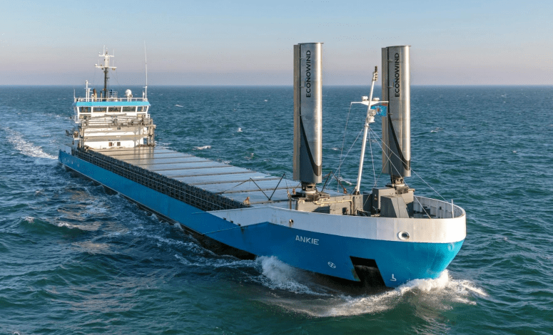 El transporte marítimo, un pilar importante de la economía azul, juega un papel clave en la economía mundial y tiene una contribución crucial para la descarbonización. Maritime transport, an important pillar of the blue economy, plays a key role in the world economy and has a crucial contribution to decarbonisation.