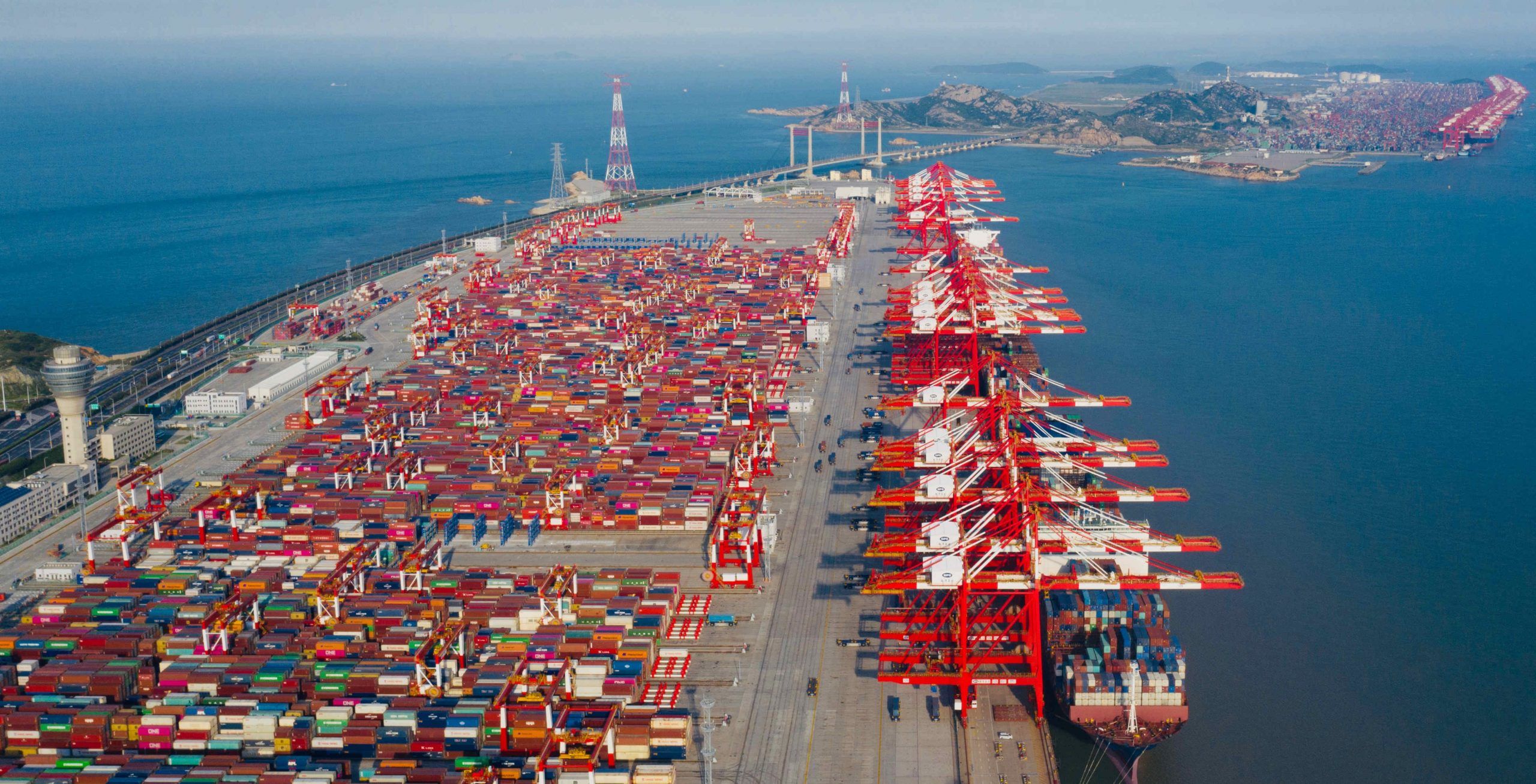 El tráfico de contenedores de Shanghai International Port Group (SIPG) alcanzó un nuevo récord en 2021. Shanghai International Port Group's (SIPG) container traffic reached a new record in 2021.